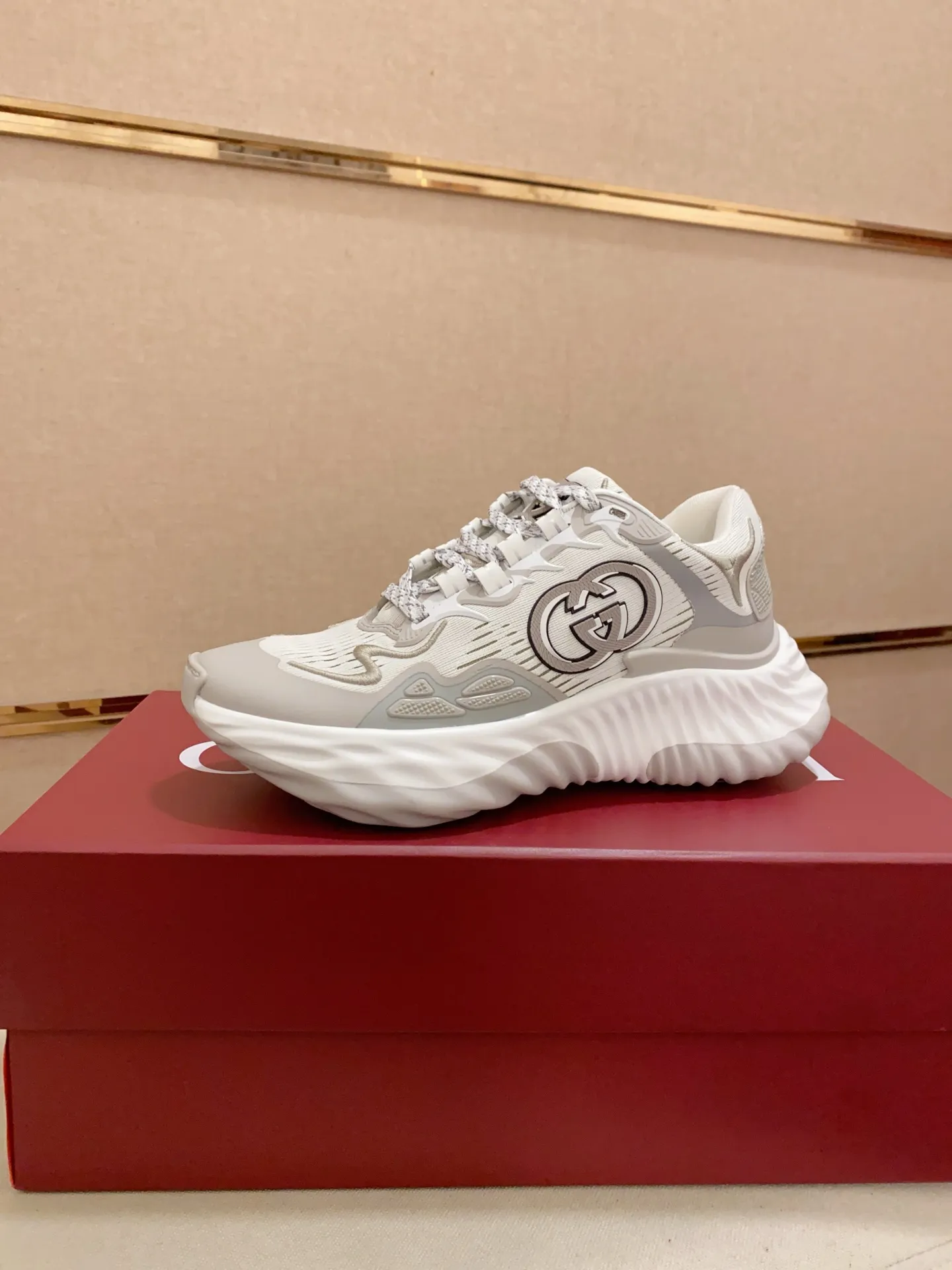 Men's shoes💰: 840💰High version of Gucci series couple's thick-soled sneakers! Gucci Gucci wave shoes Gucci's new designer has brought a new design, with a more comfortable foot feel and a new wave design. GUCCI's new Ripple wave shoes have an upper made of soft nappa leather and mesh. The foamed TPU midsole provides excellent comfort and feels like falling into the clouds. This new sports shoe adopts a thick-soled design, with a stitched leather upper and mesh, showing a full sense of technology. The two major brand logo details, the 3D-effect interlocking Double G leather patch and the Gucci letter metal hardware, inject a dazzling texture into the overall design. These shoes are crafted from silver metallic leather. Silver metallic leather, leather piping mesh details, Gucci lettering metal hardware, interlocking double G patch, lightweight rubber sole, top stitching and comes with a pair of shoelaces. Size: Women's 35-40 (can be customized to 34.41).        Male 39-44 (38.45 can be customized).